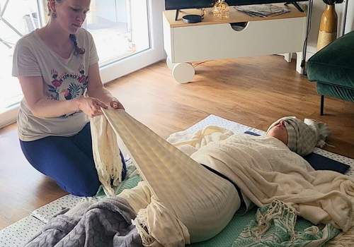 Sophie Combier Doula Soin massage au tissu Rebozo Orsay Saclay Chevreuse Palaiseau Essonne